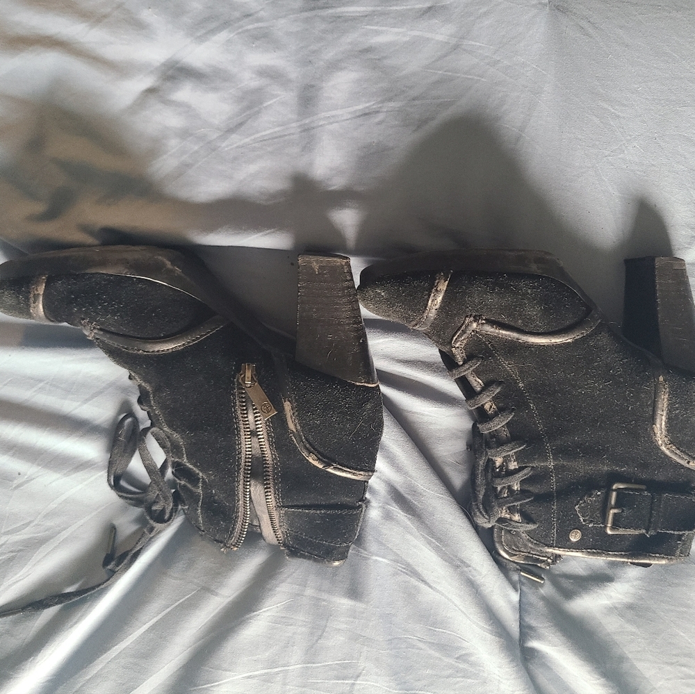 Bear paws black suede boots.  Some wear and tear sz 7